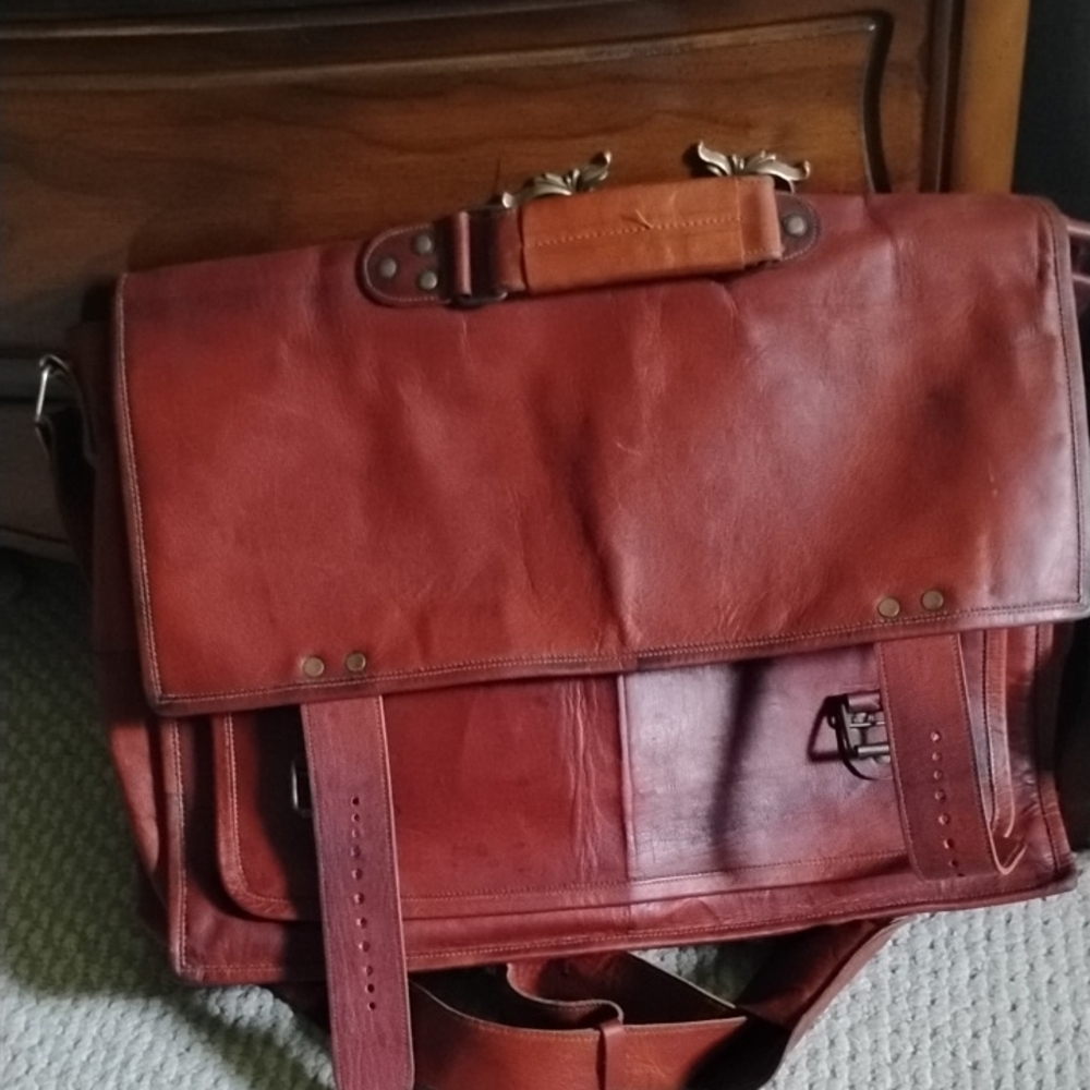 Classic Leather Messenger Bag